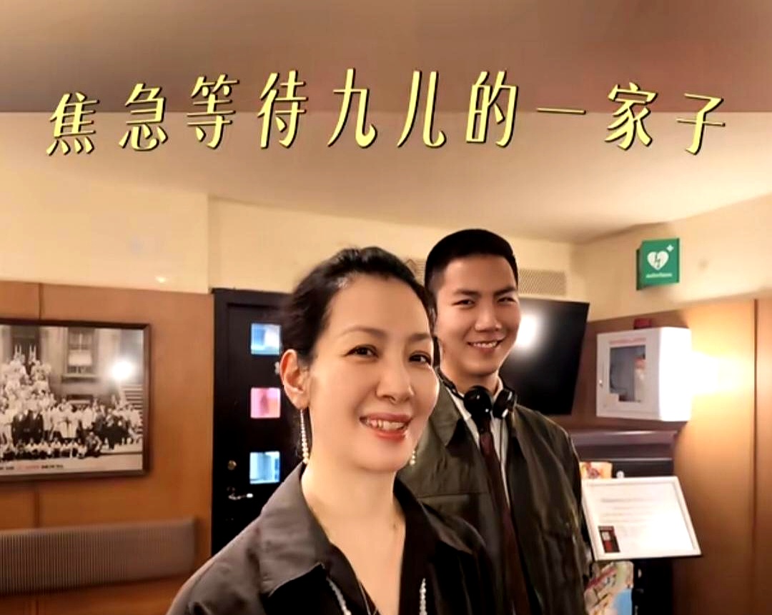 胡军带着老婆卢芳和儿子，专门从北京飞往伦敦，全家开着香槟高调庆祝大女儿九儿的毕业首演成功
 

这姑娘完美继承了妈妈的美貌，身材高挑，气质出众，站在舞台上相当惹眼，旁边的弟弟也是英俊帅气一脸正气
 

看着这一家四口满世界飞的温馨画面，普通打工人大概率只有眼热的份。条条大路通罗马，可人家星二代一出生