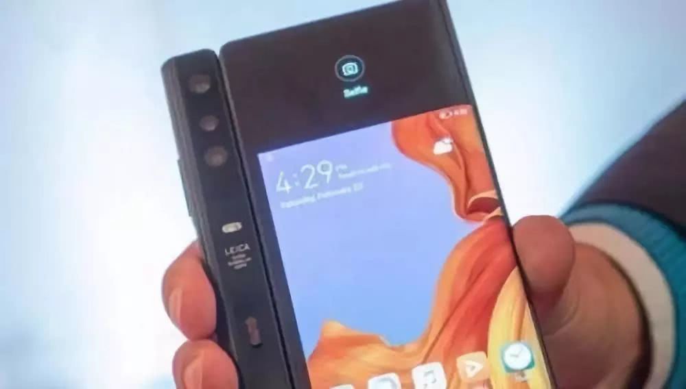 苹果折叠新机正式开售 对手销量反倒暴涨76%
 
苹果首款折叠机型iPhone Duo正式上市。不少数码圈网友都预判华为订单会被大量分流。没想到市场数据直接颠覆所有人的猜想。余承东直面这场竞争公开表态。
 
他直言欢迎苹果踏进折叠赛道。更多玩家同台比拼。才能把折叠屏这块市场蛋糕越做越大。带动整个智能