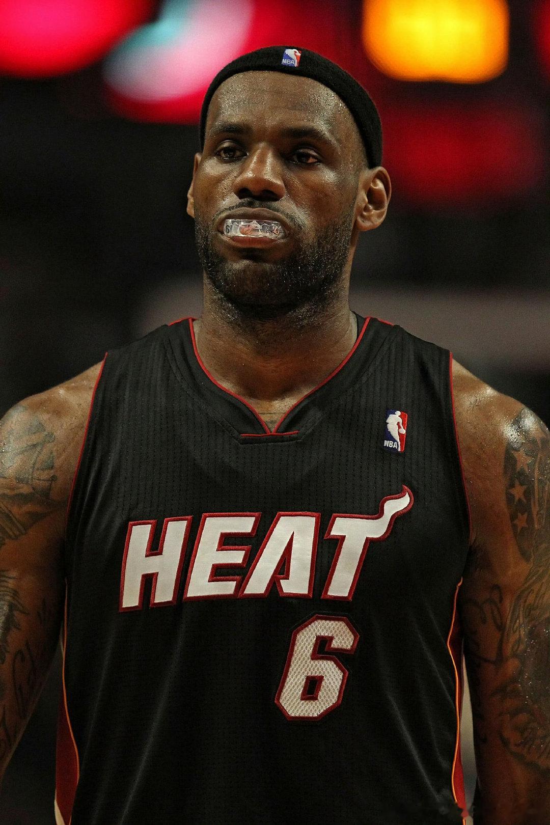 #詹姆斯距NBA总收入第一仅差180万#金钱从来不是他赛场的追求，从19岁状元走到42岁仍坚守赛场，这份跨越二十余年的统治力，才是独一档的传奇。榜首之位近在咫尺，属于勒布朗的纪录，终将悉数收入囊中。 ​