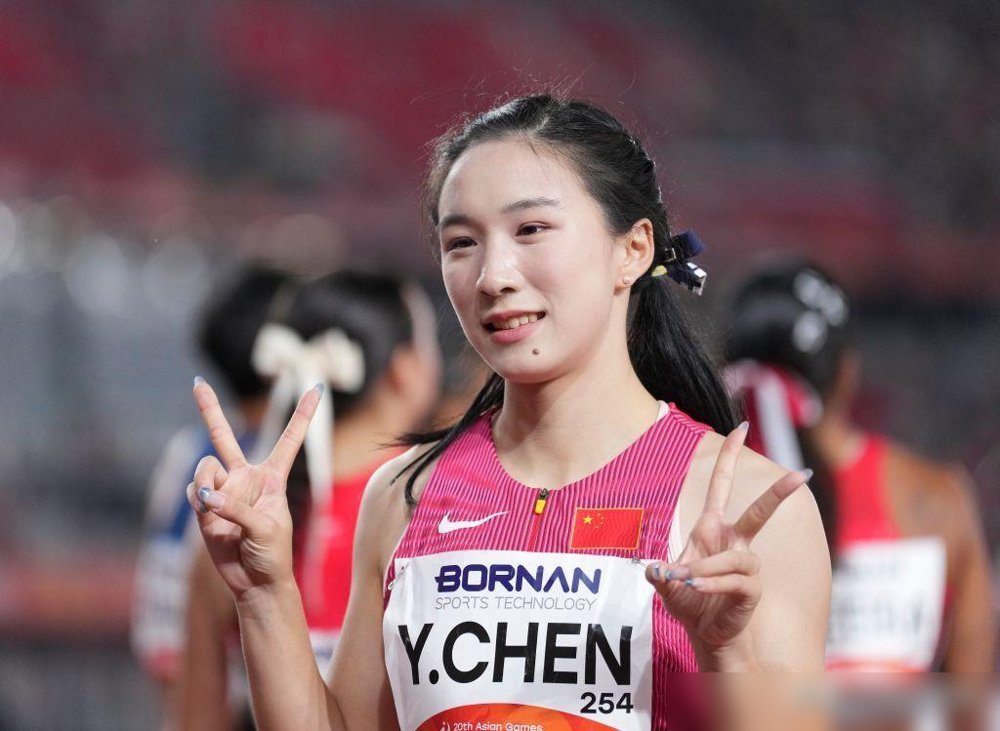 6个宁波孩子，12块亚运金牌，凭什么？余依婷一个人就攥着4块，还顺手把女子200米混合泳的亚洲纪录改写成2分06秒82。

但真正让我愣住的不是成绩单。
是这6个人的出处。严子怡从校运会标枪区被拎出来的时候，连助跑都顺拐。陈妤颉第一次跑区运会，鞋带没系紧，跑到一半鞋飞了，光着一只脚冲线。余依婷