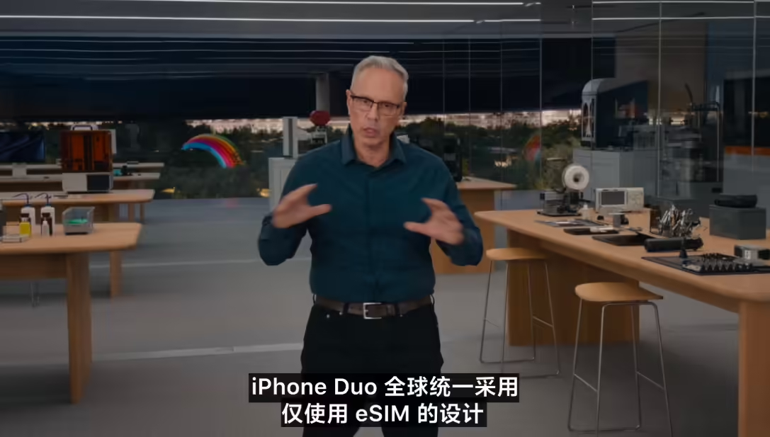 #三大运营商回应iPhoneDuo仅支持eSIM# 
iPhone Duo 10月16日预购、23日才发售，但是黄牛说加价4000+，就能在“发布会后第一天拿到并使用”。如果我没理解错的话，这位有些过于神通广大了。eSIM问题，黄牛不管，需要用户到苹果直营店自提拿到机子后，再自行解决。感觉这会影响一些嫌麻烦的消费者，黄牛 ​