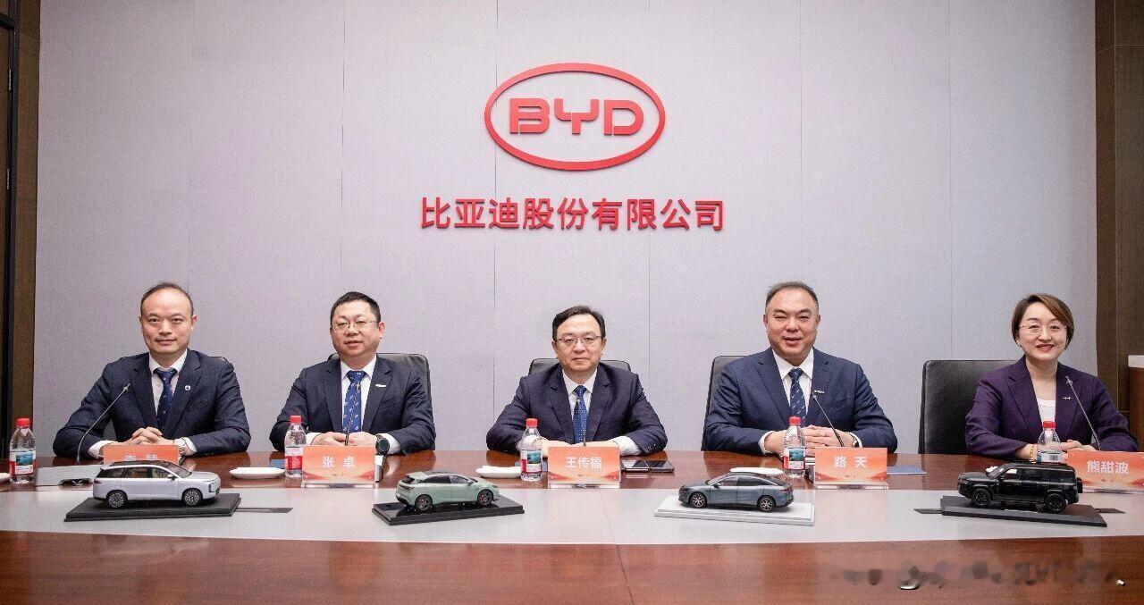 比亚迪官宣：五年赶超丰田大众！到底是超销量、技术还是利润？
 
最近比亚迪高管李柯公开放话，未来五年要全面赶超丰田、大众，拿下全球车企第一的位置。这话一出，车圈瞬间吵翻了，很多车友都在好奇：到底是哪方面超过？销量、技术、营业额还是利润？
 
首先说句大实话，这个目标核心冲的是全球整车销量。
 
丰田