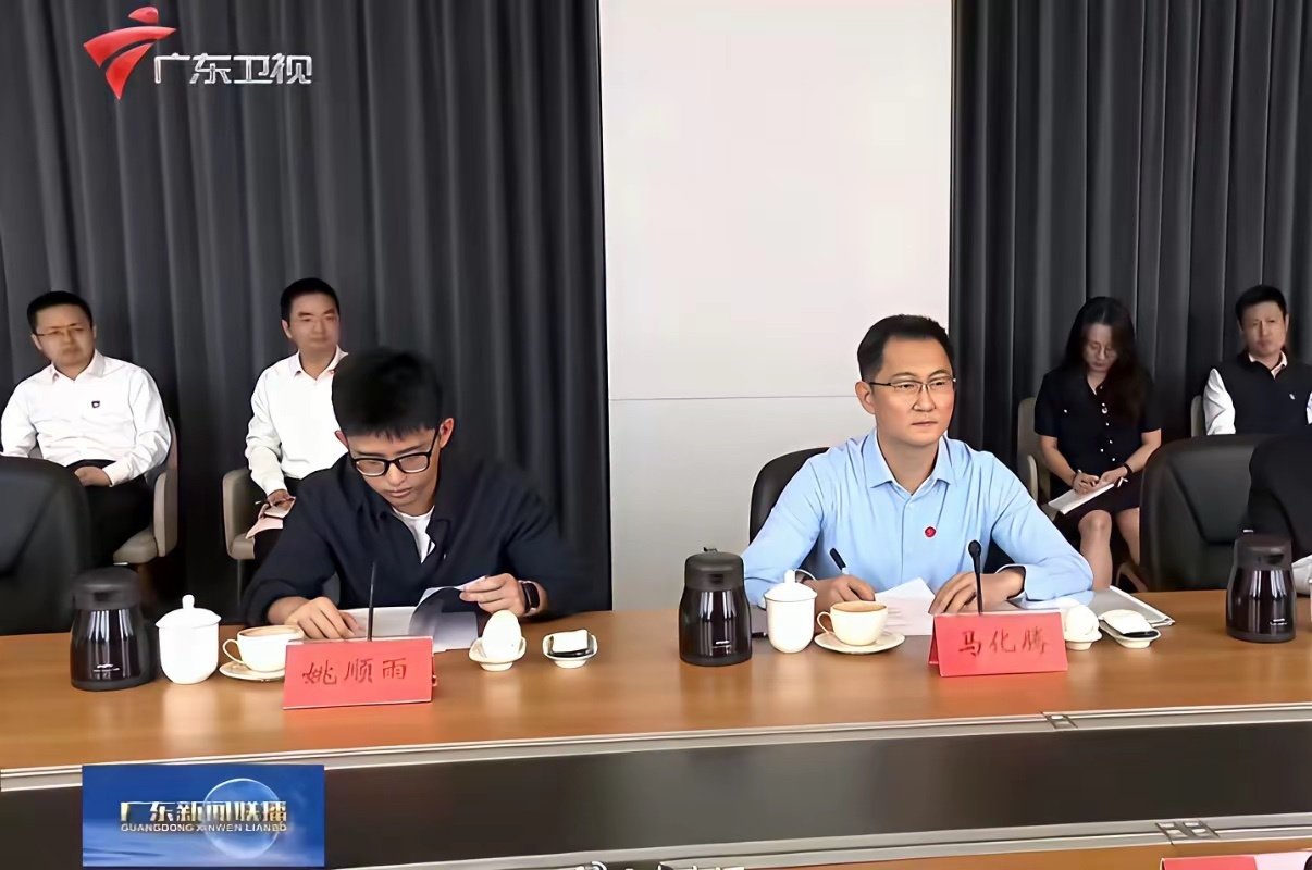 马化腾旁边这小孩是谁？ ​
