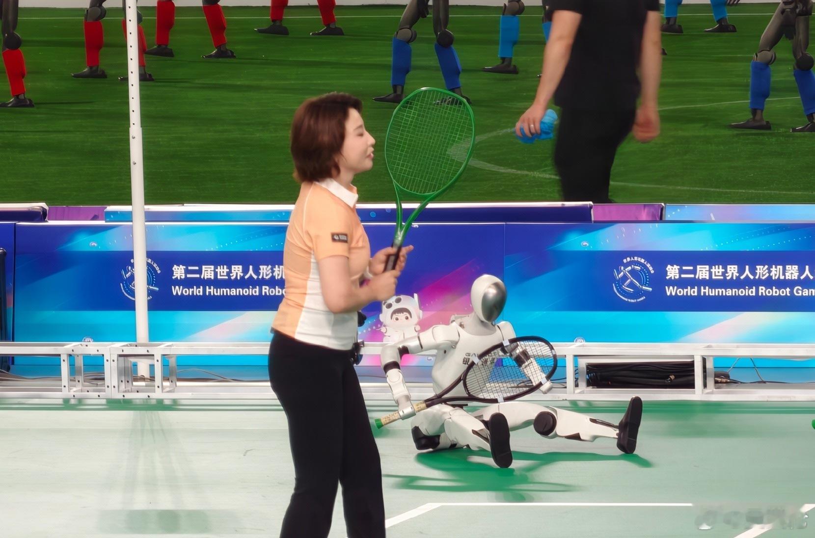 #2026世界人形机器人运动会##北京财经大v联盟# 从北京亦庄的赛场到全球产业的战场，人形机器人的“临界点”正在被中国一脚跨过。

当一台人形机器人以折算百米7.9秒的成绩冲过终点，当它的垂直起跳高度越过2米，公众看到的或许是科幻成真的奇观；但在财经视角下，这些数字的意义远不止于体育——它们是 ​
