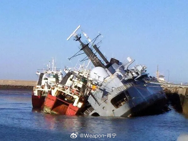 #兵器影像# 阿根廷海军原属已拆解的英制42型驱逐舰“至圣三位一体”号的114毫米维克斯Mk 8舰炮和一座“乌鸦”诱饵发射器，已移交至位于恩塞纳达镇的“马尔维纳斯英雄”博物馆。
“至圣三位一体”号是阿根廷海军的一艘42型驱逐舰，也是该级舰艇中唯一一艘在英国以外建造的。她曾参加1982年的马岛战争。2 ​