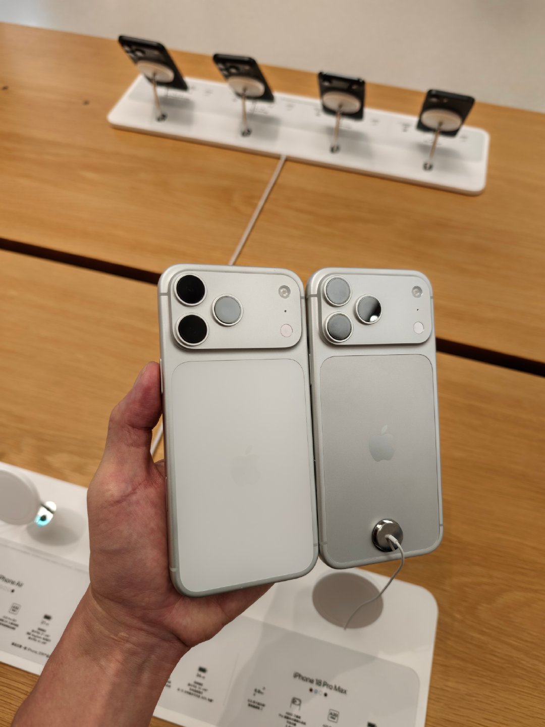 哈哈哈，iPhone17ProMax（左）和iPhone18Promax（右）
你更喜欢哪一个的背面设计，在一些光线下其实也是做不到没有色差的。[允悲]#苹果[超话]# ​