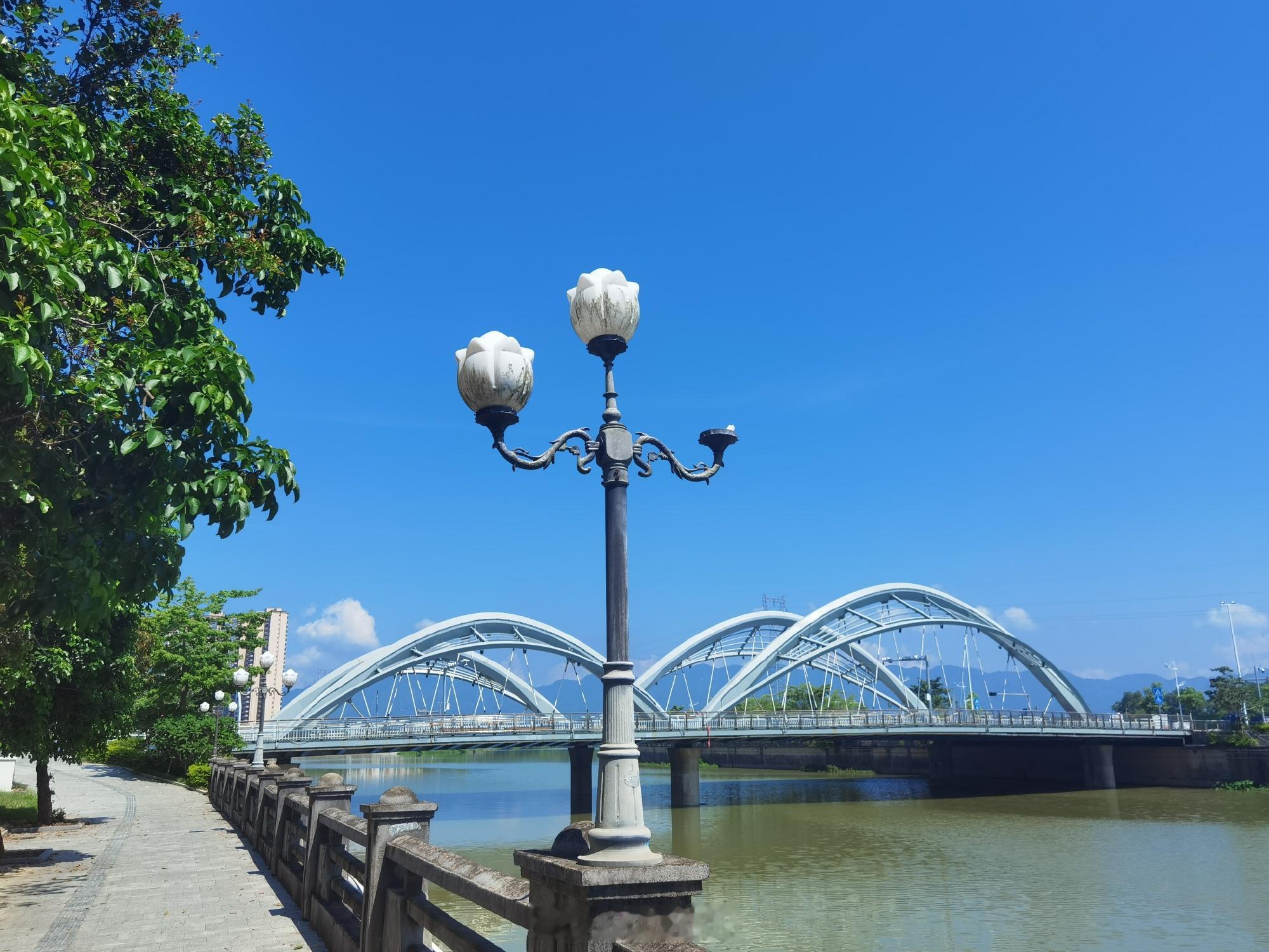 阳春网友为东沿江路整治建言图片近日，阳春网友给市区东沿江路拍摄了一组对...
