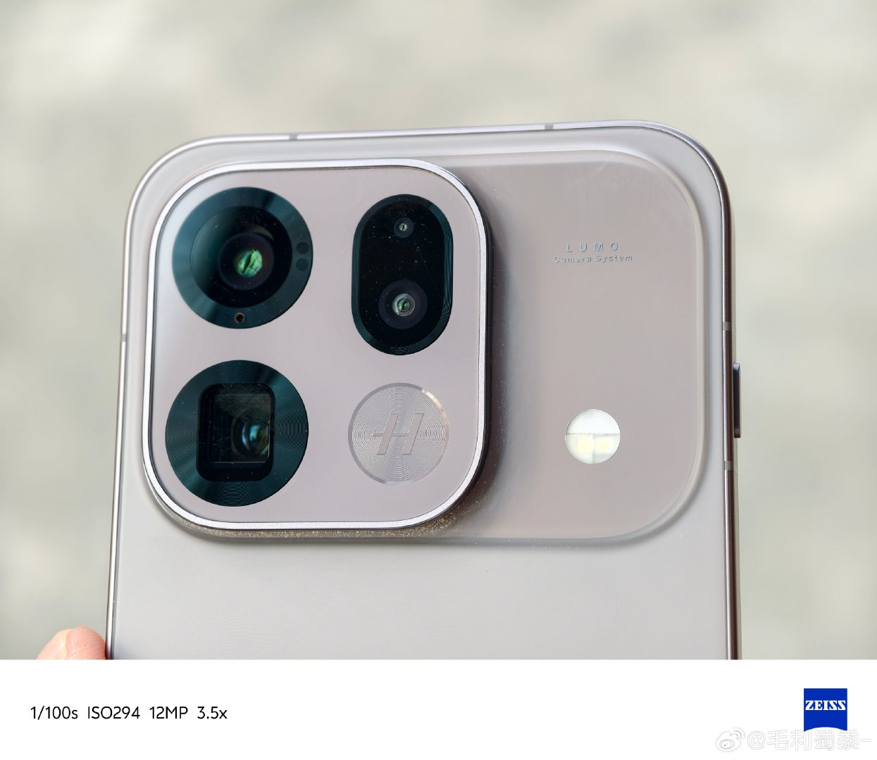 #毛利蜀黍开箱# 

OPPO Find X9s Pro 原生钛 钛灰色 上手

[馋嘴]手感非常不错，整体算均衡，长焦用的Find X6 Pro的老模组(长焦微距20CM-25CM，回头我拿尺子量下)，整体还算满意，这几天要好好体验下Coloros17顺便看看续航如何[馋嘴] ​