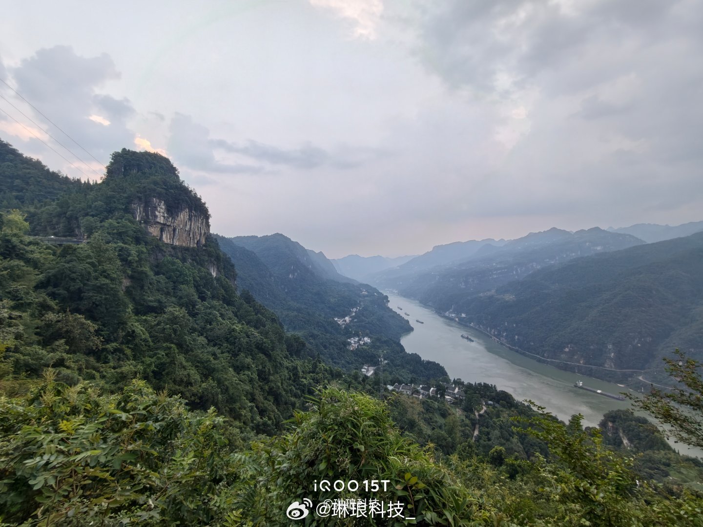 #iQOO15T#行走峡谷山间，山河壮阔氛围感直接拉满，全部手机直出，没有后期修图。
层叠山峦、江河云雾都稳稳拿捏，大场景风光拍摄表现力很在线，随手就能收获大片既视感。#iqoo[超话]# ​