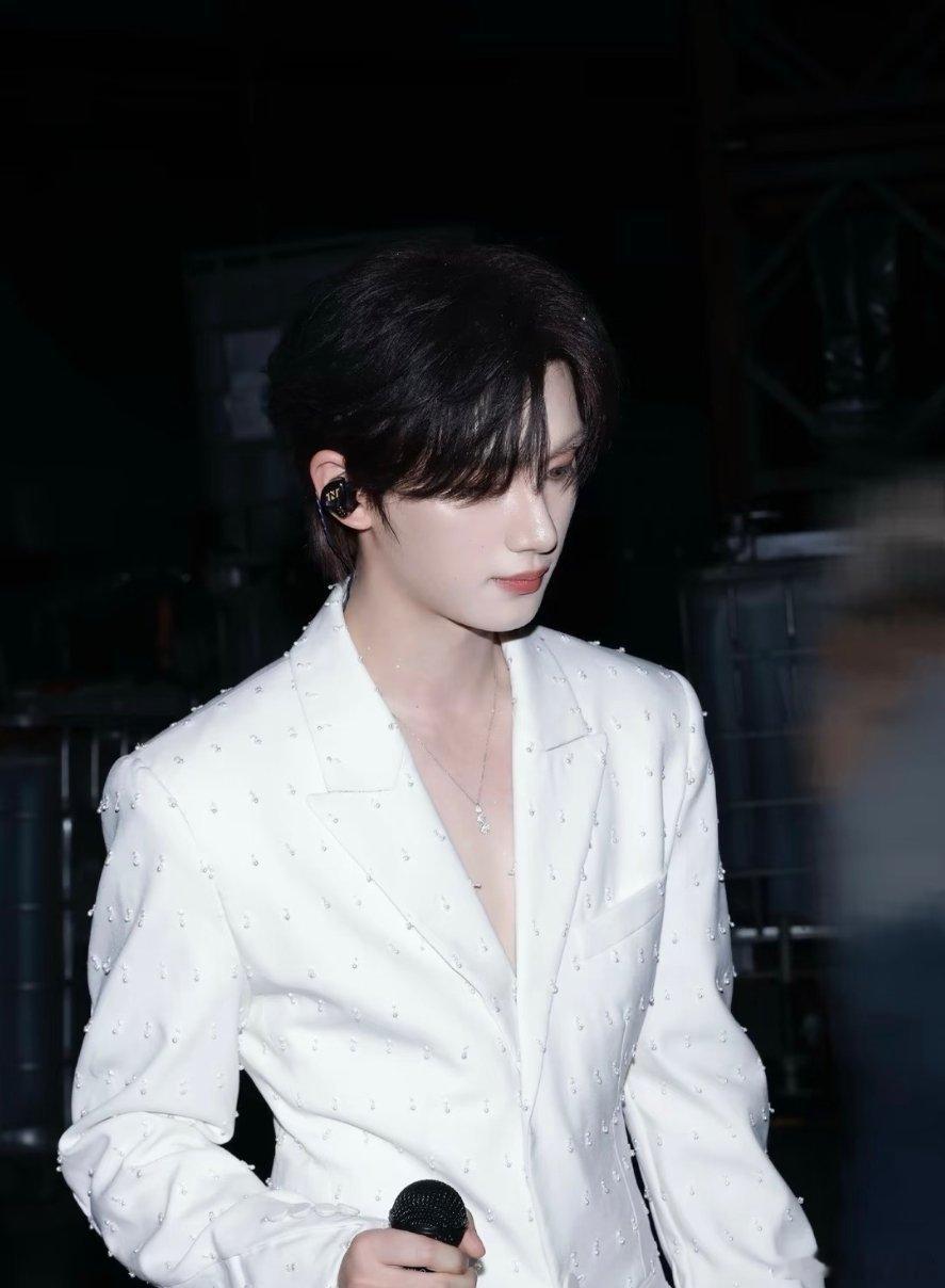 #丁程鑫[超话]# dcx#青年演员丁程鑫# dcx#丁程鑫 唯一主舞# dcx#丁程鑫 双向奔赴的爱# 

我在云朵里储存浪漫，积攒到足够多的时候，全部送给你，为你下一场温柔的梦。
​