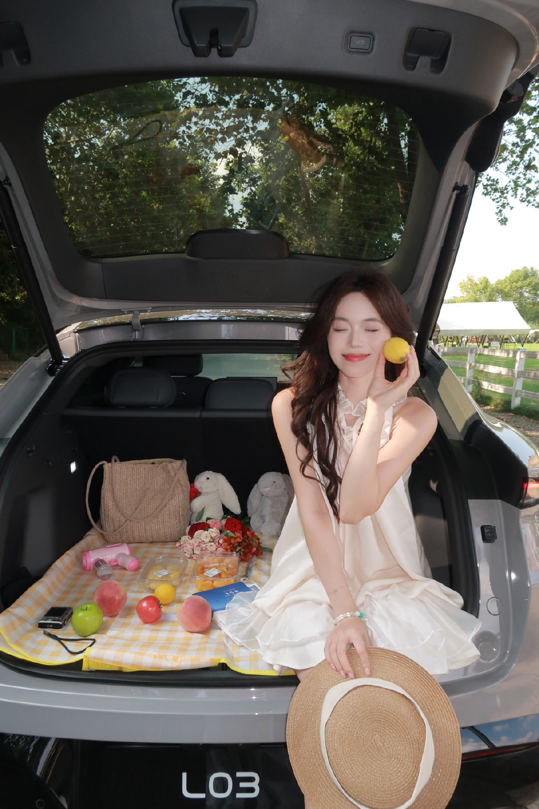 把夏日的光，留在这一程。
与 #小鹏MONA# L03「尤加利灰」并肩，
在林荫路上，把花束与好心情，一起装进行程。

感谢鹏友 不吃软糖 分享的美图～ ​