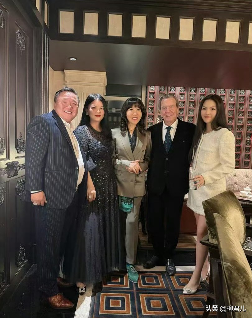 50岁李湘高调发文，晒女儿王诗龄与德国前总理施罗德合影，人脉圈层惹人惊叹。

有网友感慨：有这样有钱有名的明星母亲托举，孩子轻而易举就能触达普通人穷尽努力也难以接触到的圈层，这就是差距。

也有人直接泼冷水：刚解除全网禁言就秉性难移炫耀人脉，不就是想告诉大家“我还在高端局里”吗？晚宴合照再豪华，又能