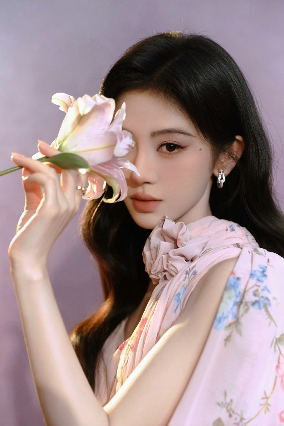 #鞠婧祎[超话]# jjy#鞠婧祎苏绿夏#jjy#鞠婧祎万花世界#

一盏浸透茉莉的雨信停泊在眼睫

​
