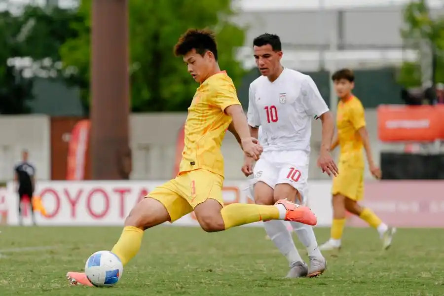 #国足亚运队仍需全力争胜# U23国足0-0平伊朗，前两轮1胜1平积4分。23日末轮对阵阿联酋，打平即可出线，但媒体呼吁：别只求稳，仍需全力争胜，争取头名。球队防守稳固，进攻却显疲软，又身处“死亡之组”，冲冠之路并不好走。#亚运国足冲冠之路不好走# 末轮，拼下阿联酋！ ​