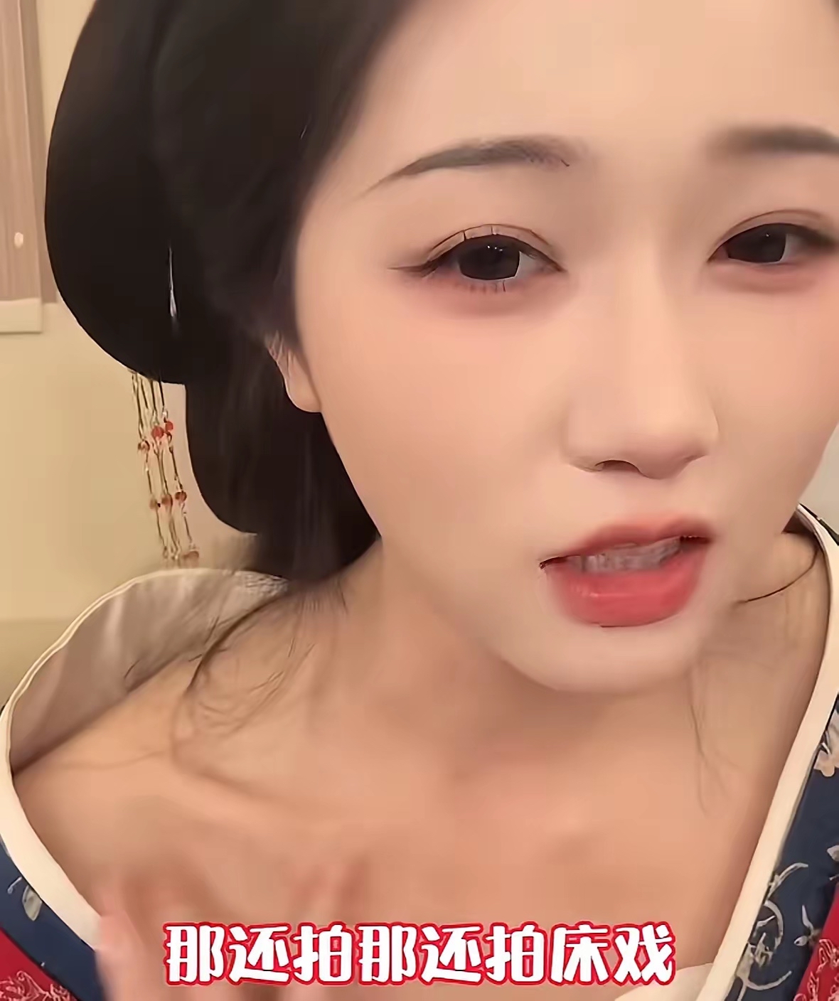 短剧演员岳雨婷曾在个人直播中，真实爆料短剧拍摄的幕后卫生乱象，所有内容均为本人亲口讲述、真实可查，无任何夸大杜撰。

岳雨婷坦言，观众看到的甜蜜短剧床戏、亲密吻戏，镜头里浪漫唯美，实际拍摄时她和合作男主全程都在强忍恶心，好几次差点当场吐在床上。

之所以如此煎熬，核心原因是剧组的道具床品卫生极差。拍