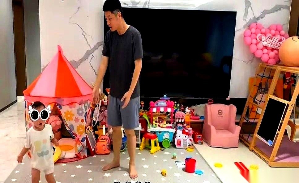 任重和孙骁骁的客厅里，大半个地面全被女儿嘻姐的爬爬垫、小帐篷和小城堡占死了。
两个大人在屋里走动都得小心翼翼地绕开地上的粉色小沙发。
孙骁骁马上要生的二胎还没落地，一家四口多出来的家当往哪儿摆还没腾出地方。
很多人总觉得明星的家里就该是空空荡荡、摆着冷冰冰艺术品的大平层。
真过起日子来，谁也逃不过被