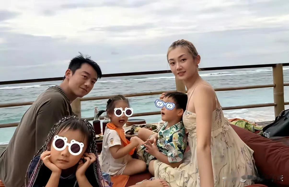 郑恺苗苗直接把国内工作停了，带着俩孩子飞加拿大，租房住了一个月。
别急着喊移民。人家是去温哥华陪大女儿和二儿子上暑期夏令营，三岁小女儿留在国内由姥爷带，姥姥跟着去搭手。全程没请保姆，夫妻俩自己接送、做饭、逛宜家。
结果看车被路人拍到，网上立马炸锅说“全家跑路”。苗苗后来发vlog澄清：就一个月短