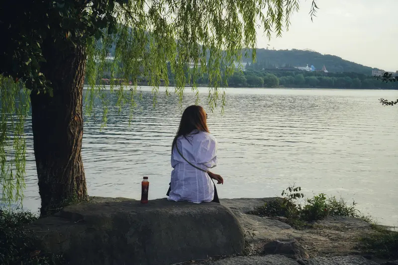 要说哪里的美女具有温婉气质，杭州和苏州当仁不让。杭州女孩就像西湖的水...