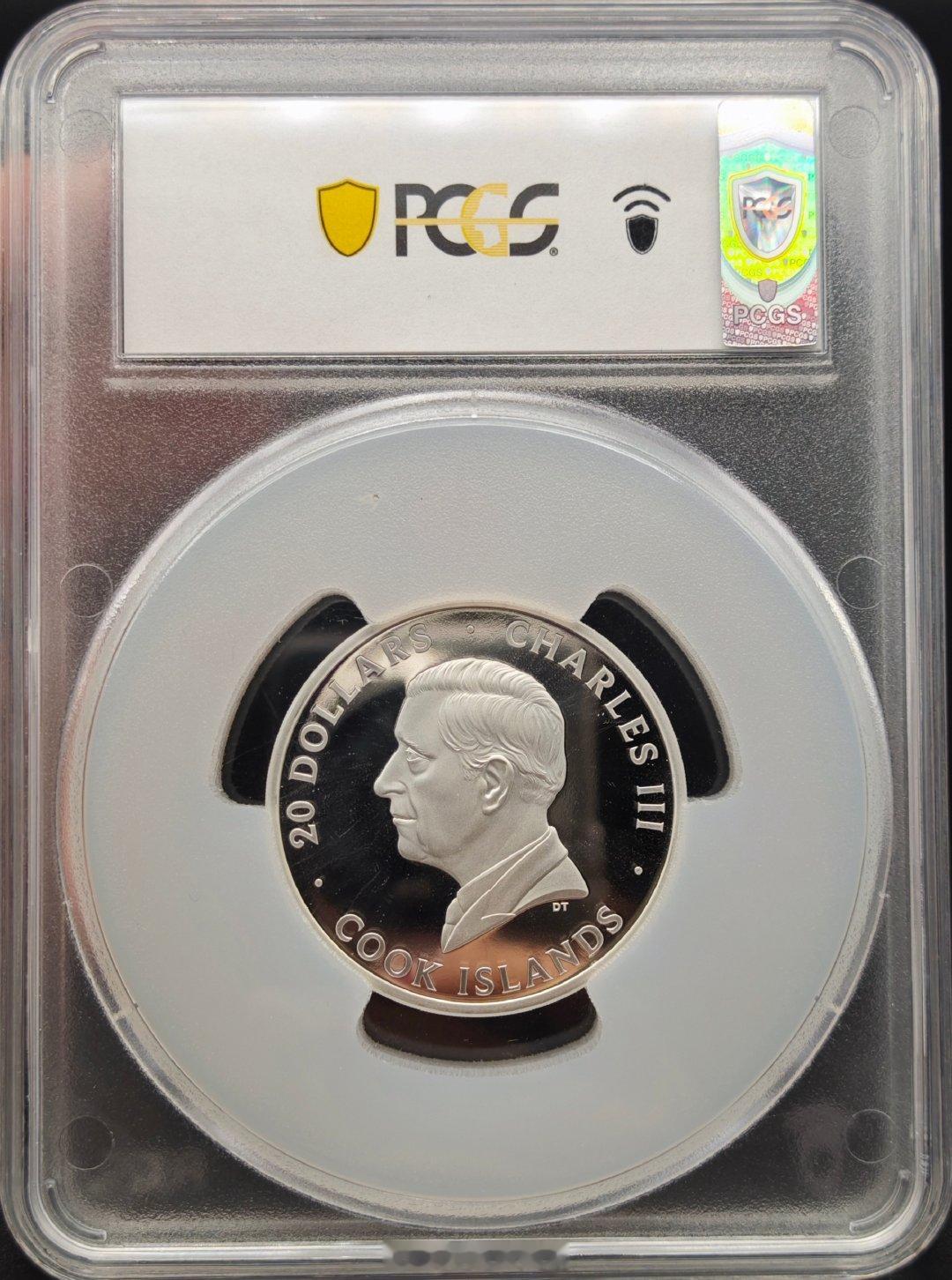 PCGS-PR70库克2026年超高浮雕“雷霆之龙/雷龙”3盎司银币，超高浮雕工艺，实物震撼，白银纯度：99.99%，重量：93.3g（3盎司），面值：20元，图案展现了一位手持长剑的勇者勇者在祭坛下方，与一条凌空盘旋、带有风雷之势的巨龙（雷龙）正面对峙的史诗场景。 ​​​