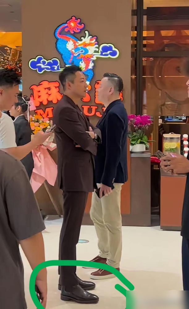38度高温，佛山街头，汪小菲一身棕色厚西装，皮鞋擦得锃亮。
热吗？热炸了。但他要的就是你盯着他看。
麻六记佛山首店开业，他往那儿一站，话题自己就来了。别人穿短袖都嫌热，他偏反季节裹严实。你不拍他，都对不起这身行头。
再看盘子，全国近250家店，年内冲300家。子品牌小麻六往下沉，人均60块，专