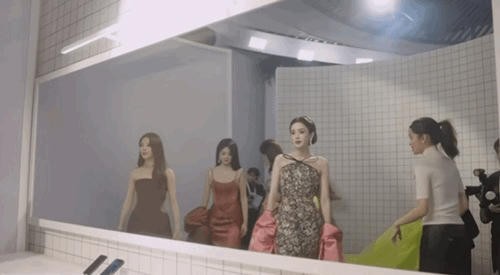 古力娜扎在2026年10月23日VOGUE盛典后台站中间，白鹿和孟子义推了三个来回，谁也不肯先站过去。白鹿最后脱口一句“太美了”，两人才挤在一起把照片拍了。
同排六个人，娜扎站中间。杨超越往后缩了缩，周也大方贴上去合影，白鹿被让到最外侧。一退一贴，中间空出来的那道缝，拍完也没人补。
这道缝不是第一次