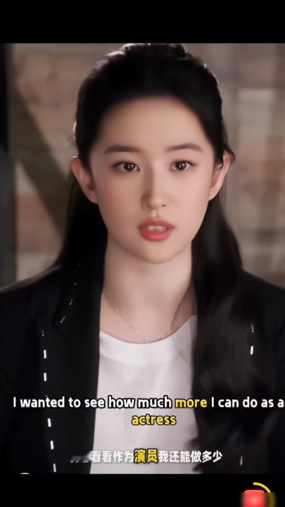 刘亦菲不上镜是真的？见过她的人全炸了。
现场网友偶遇的视频里，她大光明发型，素着脸，冷白皮在阳光下透亮，骨相立体到镜头都压缩了轮廓。
连合作过的导演都公开说，镜头委屈了她，她是3D版天仙，真人比照片震撼10倍。合作的男演员私下聊，跟她同框都不敢抢镜，路人随手拍的图，都比官图氛围感强。
原来顶级