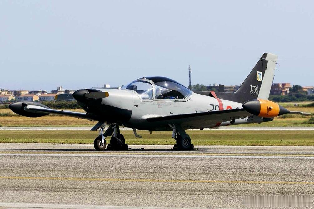 菲律宾空军两架飞机相撞，两机坠毁，4人死亡
菲律宾空军24日证实，两架SF-260型教练机于当地时间23日15时51分，在吕宋岛八打雁省利帕市费尔南多空军基地附近执行训练任务时空中相撞，两机坠毁，机上4名飞行员死亡。SF-260为意大利制造的轻型教练机。事故发生后，菲空军派出人员到场警戒、开展初步评估 ​