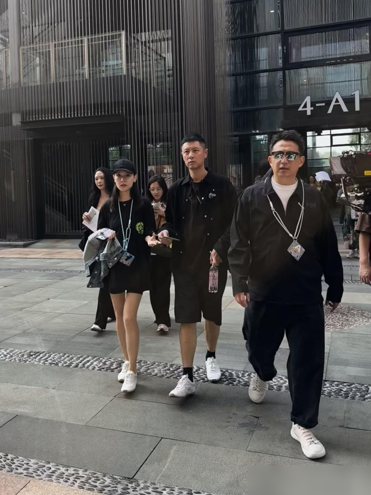 任重把家直接安在孙骁骁爸妈隔壁，这操作谁看了不说一句狠。
拍戏有个死规矩，离家不能超过三天。重庆定居，女儿嘻姐在姥姥姥爷眼皮子底下长大，岳父母抬脚就能串门。
2019年两人演话剧好上，外界没少唱衰，他俩愣是不吭一声。试婚纱被偶遇不认，生娃不官宣，直到2025年采访才松口说已婚有女。
2026年