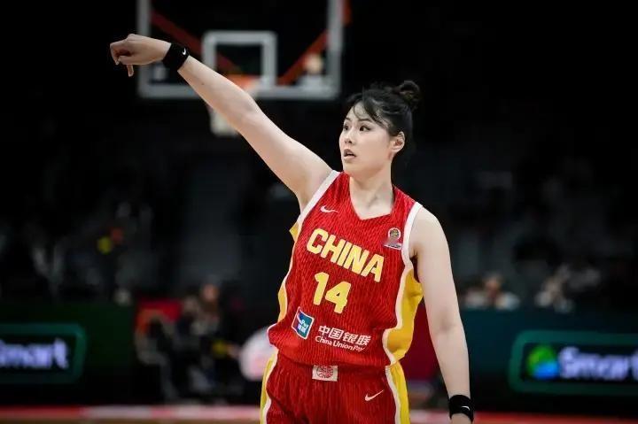 中国女篮三塔缺一仍吓到WNBA传奇帕克：211+221厘米双塔够高了，李月汝护照丢了没来，宫鲁鸣说内线减了不少分
坎迪斯·帕克在节目里说“难以置信”的时候，语气不是客套。这位见过无数顶级内线的WNBA传奇，盯着的是中国女篮一套理论上从未合体过的前场配置。
韩旭的进化，比身高更可怕
帕克惊叹的是身高，