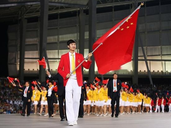 名古屋亚运会开幕式现场，中国体育代表团身着中国红正式入场，瞬间点燃全场气氛。两名旗手高举五星红旗稳步前行，身后大批运动员跟随队伍，手中挥舞小国旗向看台致意。
 
本次代表团总人数规模很大，八百多名运动员参与三十多个大项的比拼。队伍整体十分年轻，平均年龄二十四岁，大量新人第一次站上亚运会赛场。不少热门