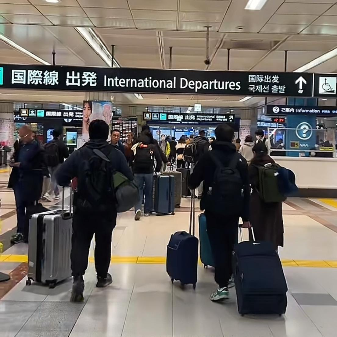 中国游客去哪里了？日本成了危险之地。
 
国庆长假，中国 21.3 亿人次大迁徙，日均 3 亿。人潮涌向乌鲁木齐、曼谷、首尔，偏偏绕开了日本。日媒眼巴巴追问：中国游客去哪了？答案很刺眼：不去，也不打算去了。

日本政府观光局公布的数字更扎心，今年前 8 个月中国大陆赴日游客仅 290 万人次，同比暴
