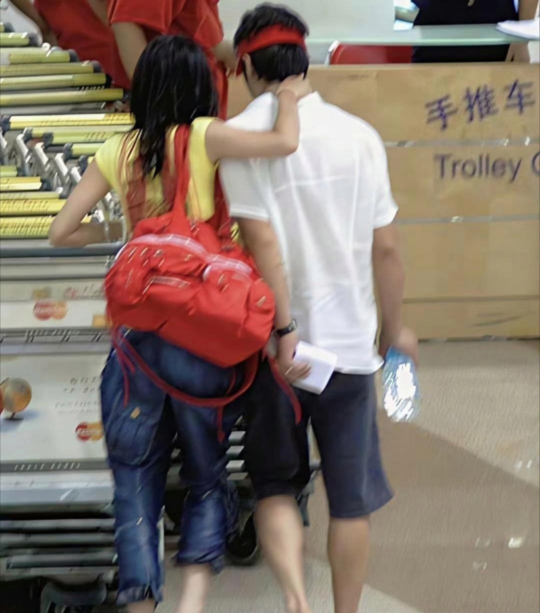 2005年，王菲跟李亚鹏刚度完蜜月。在机场被路人拍着了。瞅他俩那状态，真叫人羡慕!王菲那身材，绝到离谱! ​