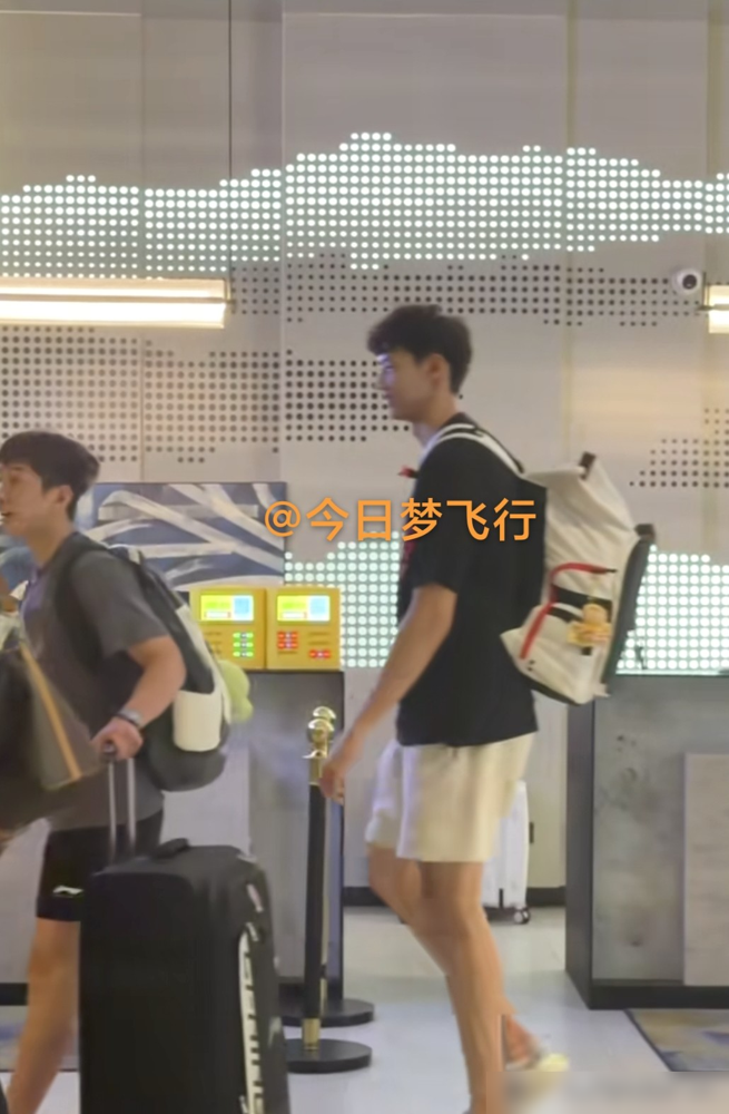 广东男篮抵达青岛备战，胡明轩、崔永熙等4人竟然直接免测，凭什么？
这背后是CBA新赛季体测的残酷真相，尤其是夺命17折专项耐力测试，要求球员在场地上疯狂折返跑17次，跑4组，跑到腿软是家常便饭，不少球队都有球员当场挂科甚至受伤。
规则很直接，你要么是现役国手，要么上赛季体测成绩排进联盟前10%，
