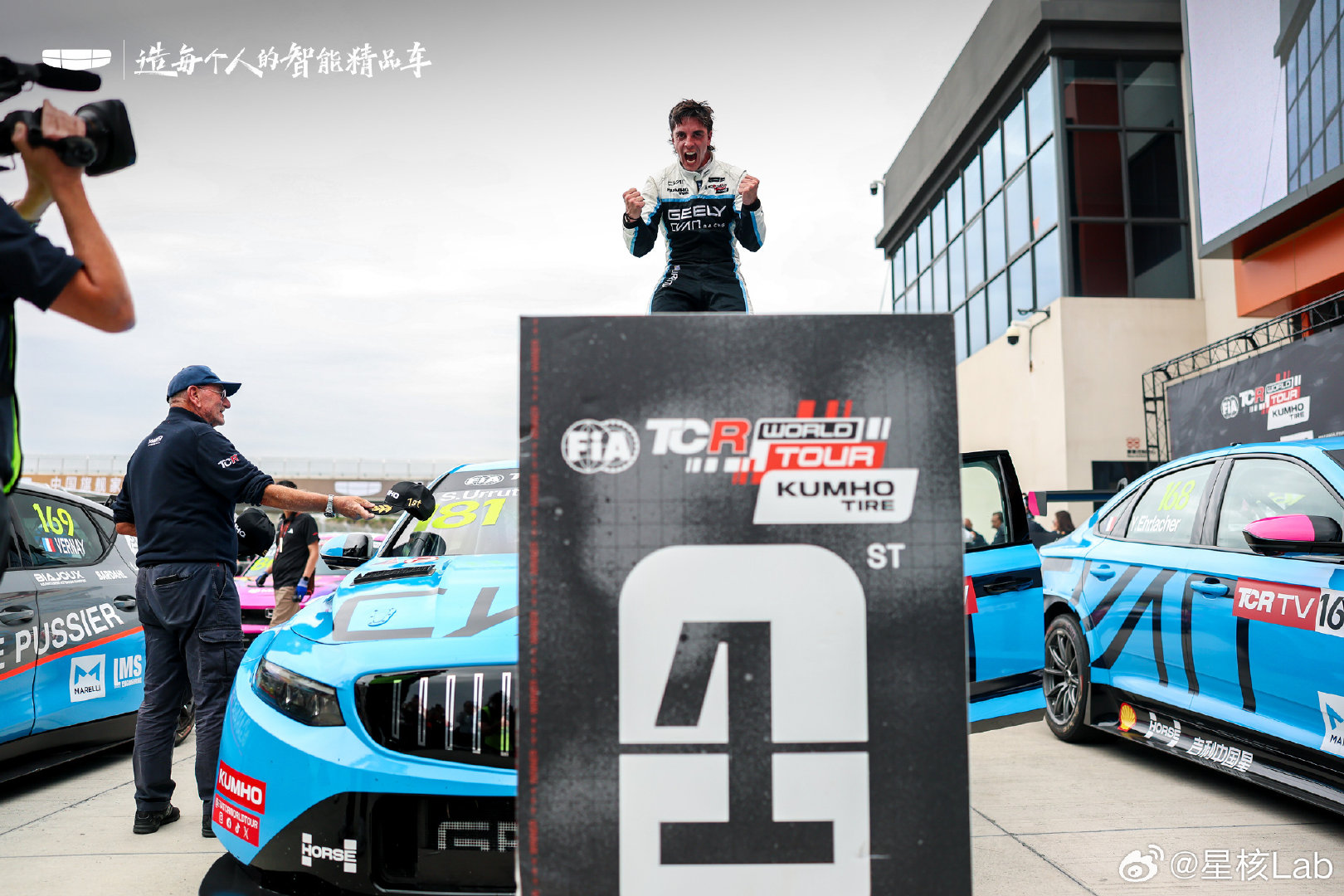 #吉利星瑞TCR成都主场夺冠# 🏆

FIA TCR世界巡回赛首登成都，吉利中国星车队直接把主场变成了“统治区”——排位赛杆位、正赛2冠2亚1季，775分领跑积分榜，领先优势拉到74分，这哪是开门红，这是把门踹了进来的😤

回想这第一个赛季的节奏：欧洲客场首秀就夺冠→韩国站硬仗三度登台→成都主场直接炸场。星瑞TCR每一步都在干同一件事：刷新偏见。

赛场外还有一手好棋：与冠军赛车同源的吉利星瑞L PLUS全球上市，限时10.97万元起。CMA架构+2.0T动力基因，赛道和量产车同源共享——领奖台就是最硬核的产品说明书，冠军品质直接落到普通人买得起的车上，这波技术反哺太顶了。

年度总冠军主动权在手，中国速度在世界级赛场继续飞驰，接下来的收官战，坐等再冲一波🏁