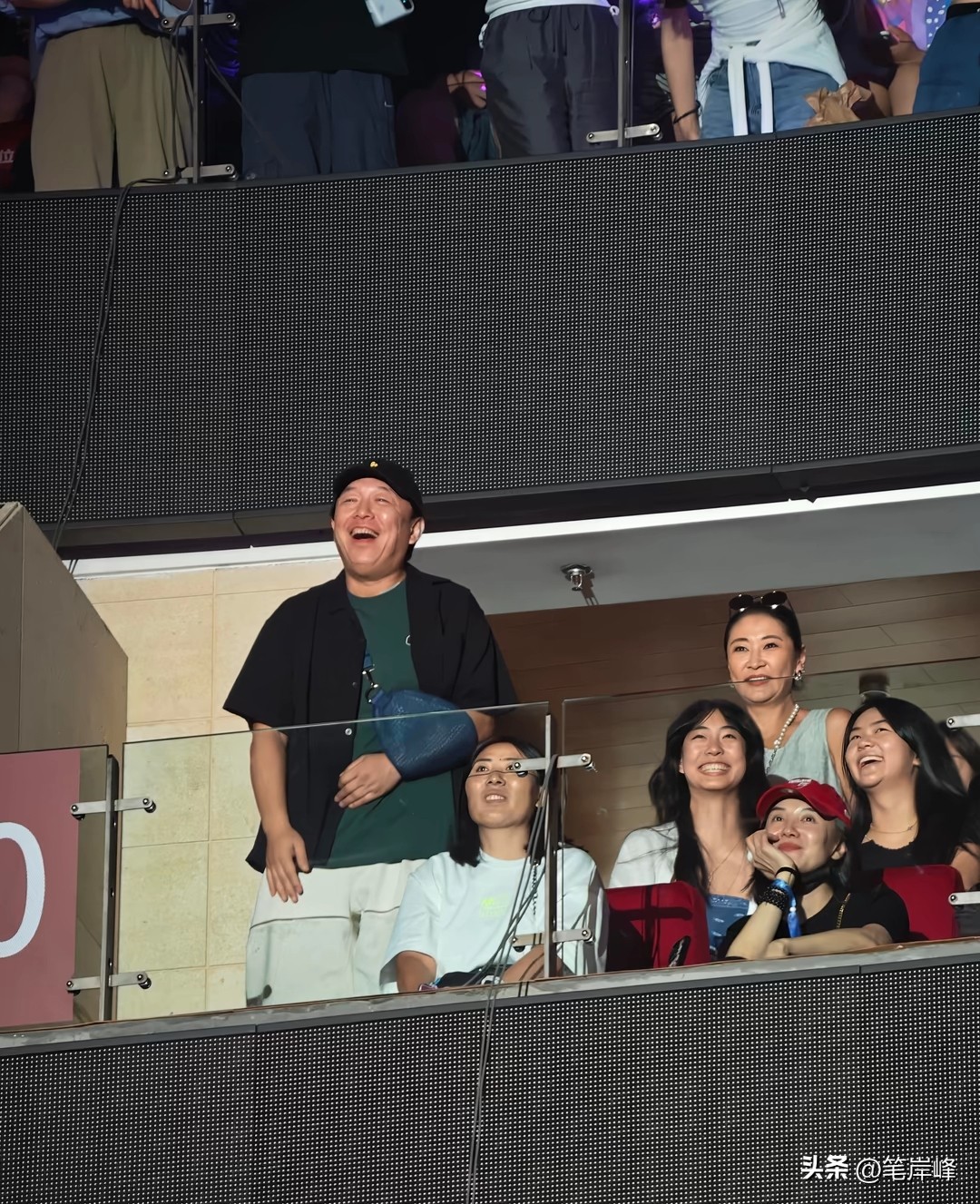 出现在那英演唱会上的人物有：赵琳、王鸥、龚俊、陈都灵、李沁、张晚意、宋丹丹、张碧晨、李静、黄渤、梁静、王菲、小陶虹、戴军、李维嘉、沈凌，就认识这么多了，已经尽力了！[捂脸]

(声明：图网侵删)