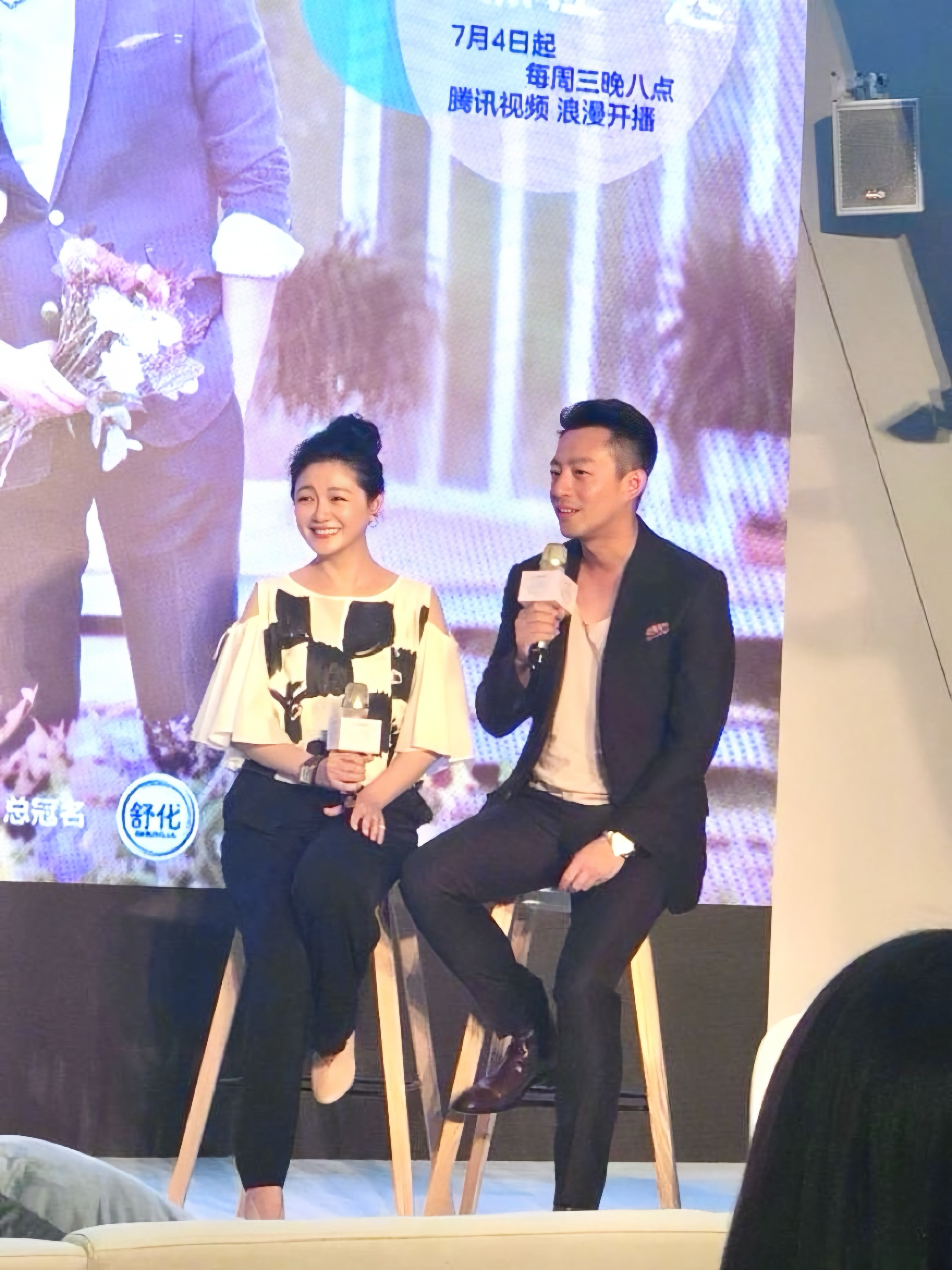 2018年6月28日腾讯视频夫妻真人秀《幸福三重奏》发布会。
从2010年到2022年，徐熙媛都是贤妻良母。从她公布和具俊晔在一起的那刻开始，她突然变成了一个坏人，转折快得我都还来不及判断真伪。我感到蹊跷的点在于，没有根据的流言迅速传播，速度惊人。
观察后可知，这里面有心照不宣的商业运作，有碍于 ​