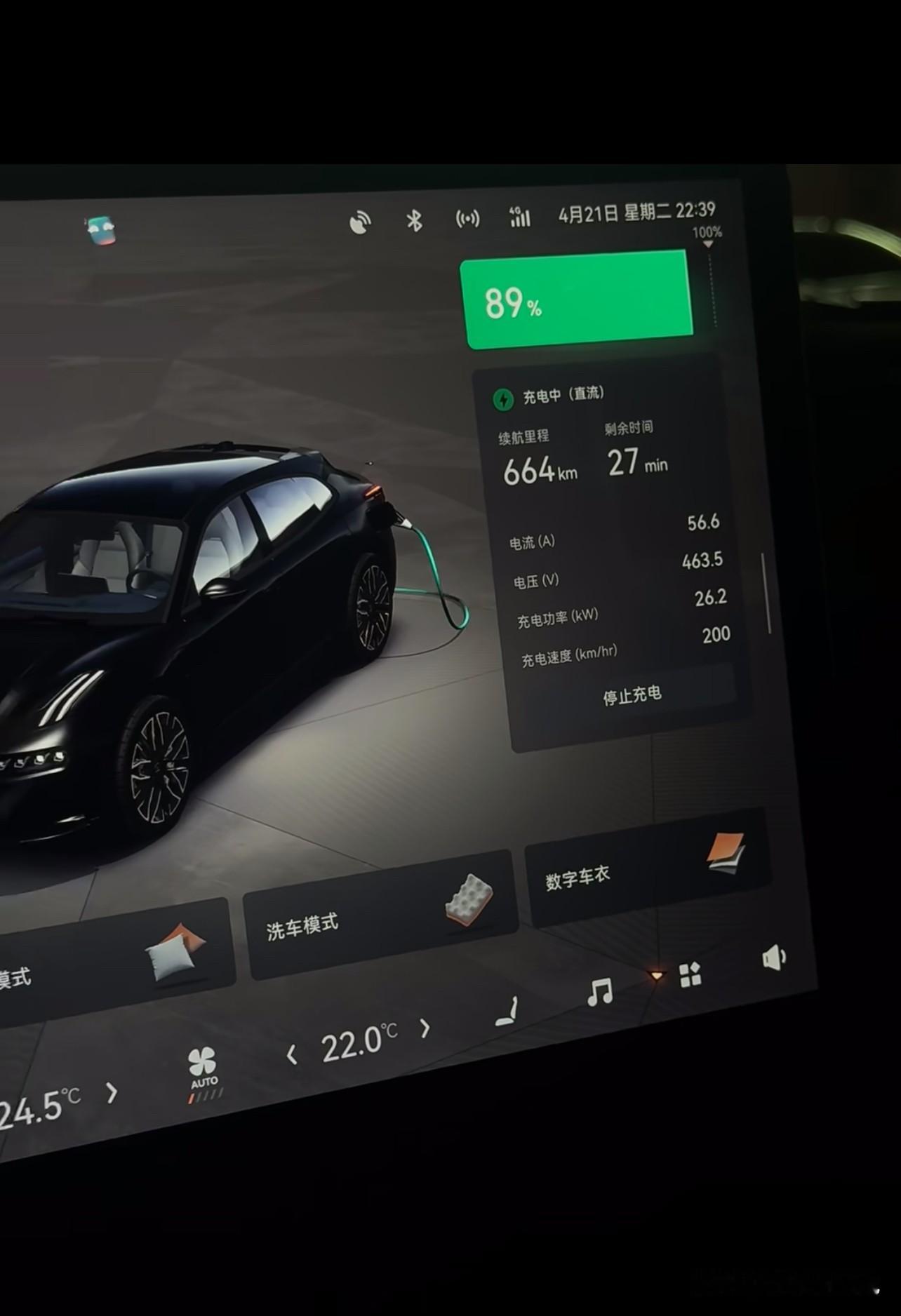 国庆期间，跟朋友一起开了他的纯电车，
进行了一次长途旅行，行程600公里。
这是一次狼狈不堪的旅行，出发前，
充满了电，显示续航520公里，心里还美美的。

上了高速后，一开空调，续航直接掉了将近300公里，这会儿我的心里开始慌了。   

中途充电，七台车排队，等了四十分钟，才充到80%。原本六个