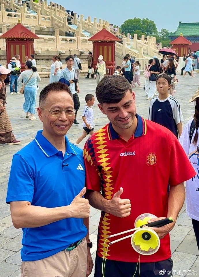 詹俊在北京天坛偶遇佩德里，当面抛出两大足坛灵魂拷问。当被问到如今这支西...