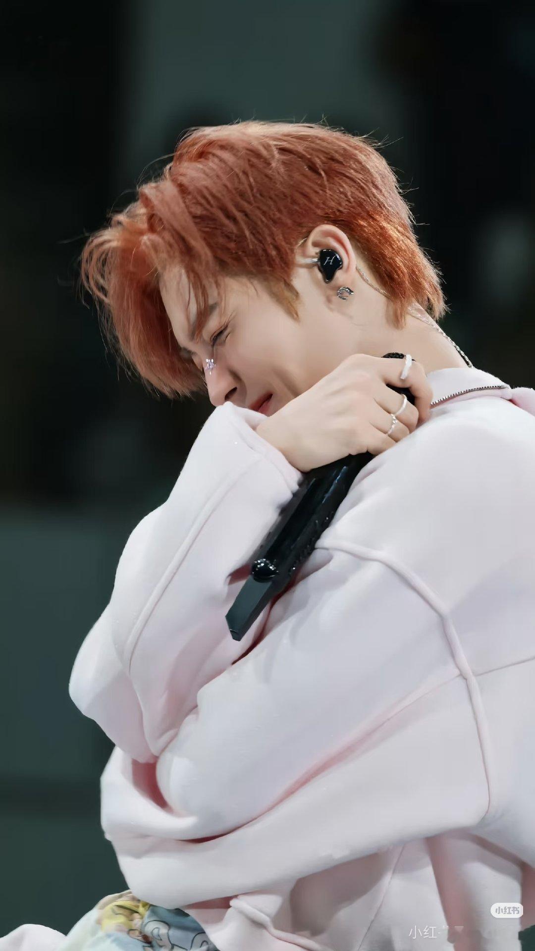 #侯明昊[超话]##侯明昊##侯明昊张碧晨唱尽爱而不得# 猕猴桃🥝吃猕猴桃🥝了
桃妹们大声告诉我：昊桃__！！！ ​​​