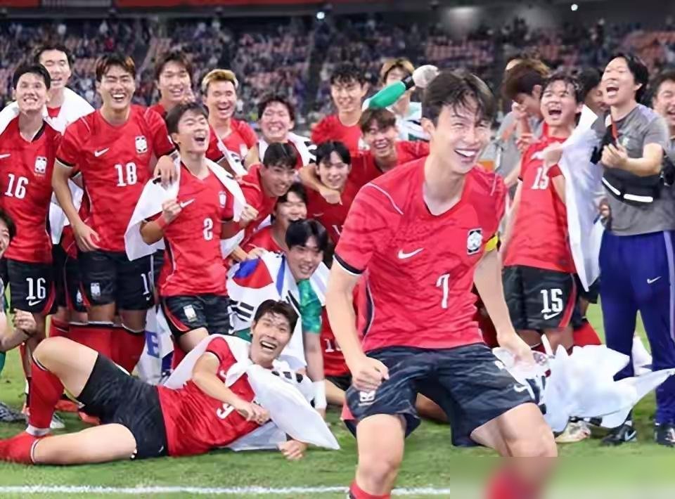 颁奖台上，韩国队笑，中国队笑，日本队在哭。
韩国队1-0拿下日本，亚运男足四连冠。最狠的是，23人名单里20个没服兵役，这一脚直接把兵役踢没了。几个在欧洲踢球的，金志洙、裴峻浩，全免了。
中国队点球干翻乌兹别克斯坦，2-2之后硬生生咬下来，时隔28年再拿铜牌。徐彬发动态就一句：“没白忙活兄弟们，