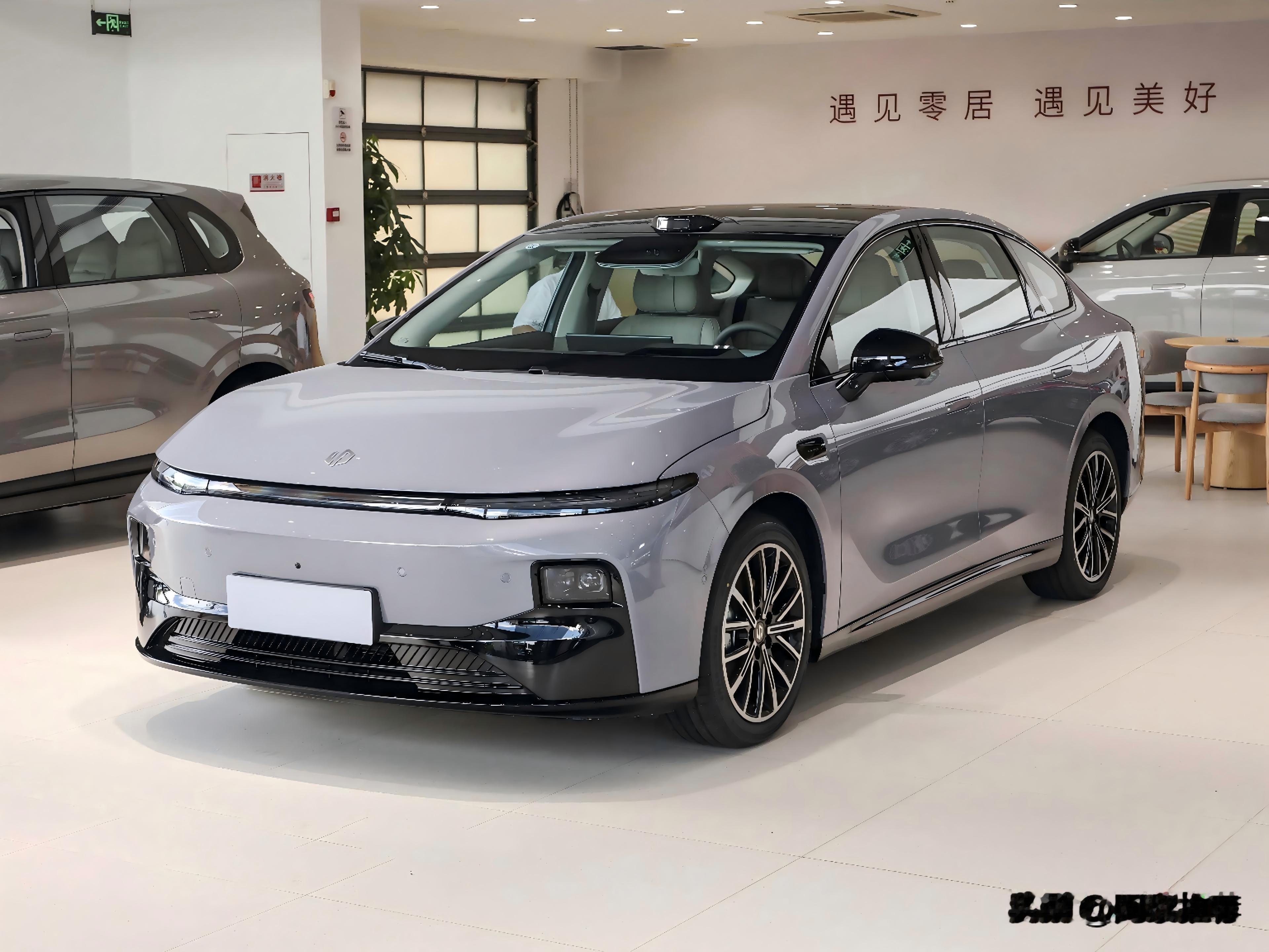 8.98万起，把800V和激光雷达干到10万级，零跑B01凭什么这么狂？
劝你先别急着下单10万级纯电轿车，看完零跑B01再决定。这车9月1日刚上市，起售价8.98万、顶配11.98万，6款配置，430km、550km、650km三个续航档。单看价格不算炸裂，炸裂的是——它把一堆过去要20万起步的配