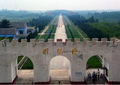 1344年，淮北遭遇大旱，瘟疫四处蔓延，明太祖朱元璋的父母与兄长在短短半月间接连离世。因家中一贫如洗，朱元璋连一块能安葬双亲的土地都没有，他向雇主刘德求助却遭回绝，之后刘德的堂兄刘继祖随手划出一块地，当作朱元璋父母的坟茔。朱元璋登基后，追尊自己的父亲为淳皇帝，还在原址上营建了明皇陵。后世不少传闻说朱