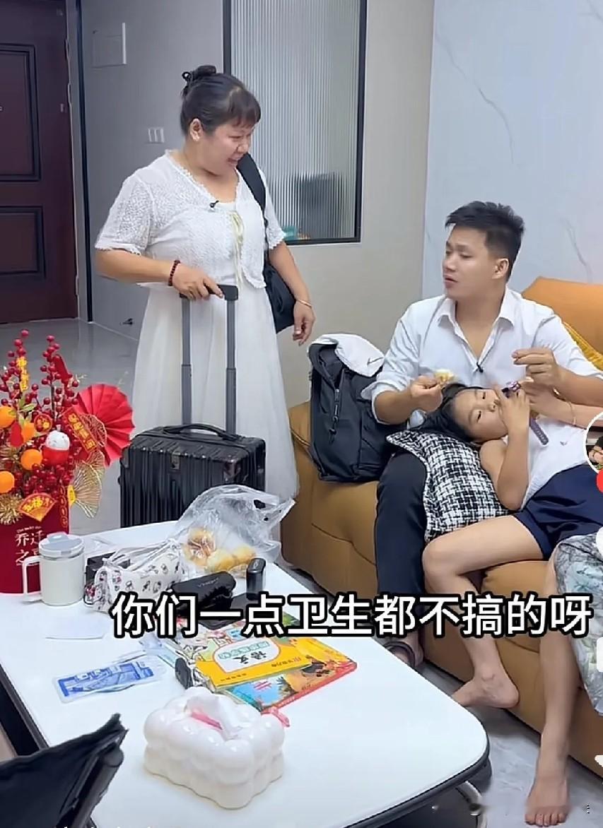 保姆休完两天假期，准时回到雇主家里，进门就跟男主人打招呼：“老板，我回来了。”
男主人随口应了一声，立刻安排工作：“你回来了啊，那你赶紧把家里卫生收拾一下。”
保姆环顾四周，看见屋里乱糟糟一片，到处都是杂物，忍不住说道：“我才休息两天，你们是一点卫生都不收拾啊？”

男主人正窝在沙发里刷手机，头都没