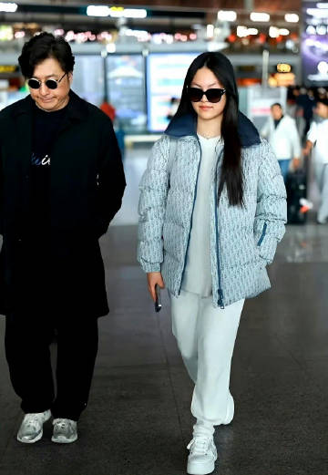 王诗龄简直就是李湘翻版，母女两一个模子里刻出来的穿这身衣服就像双胞胎姐妹