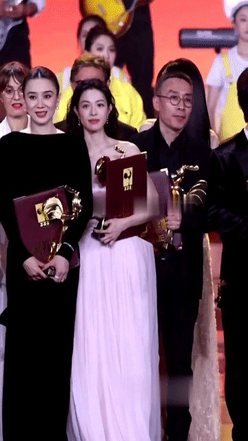 好尴尬！
 宋佳是一点也不惯着钟楚曦，拒绝和钟楚曦自拍…… 这场面，简...