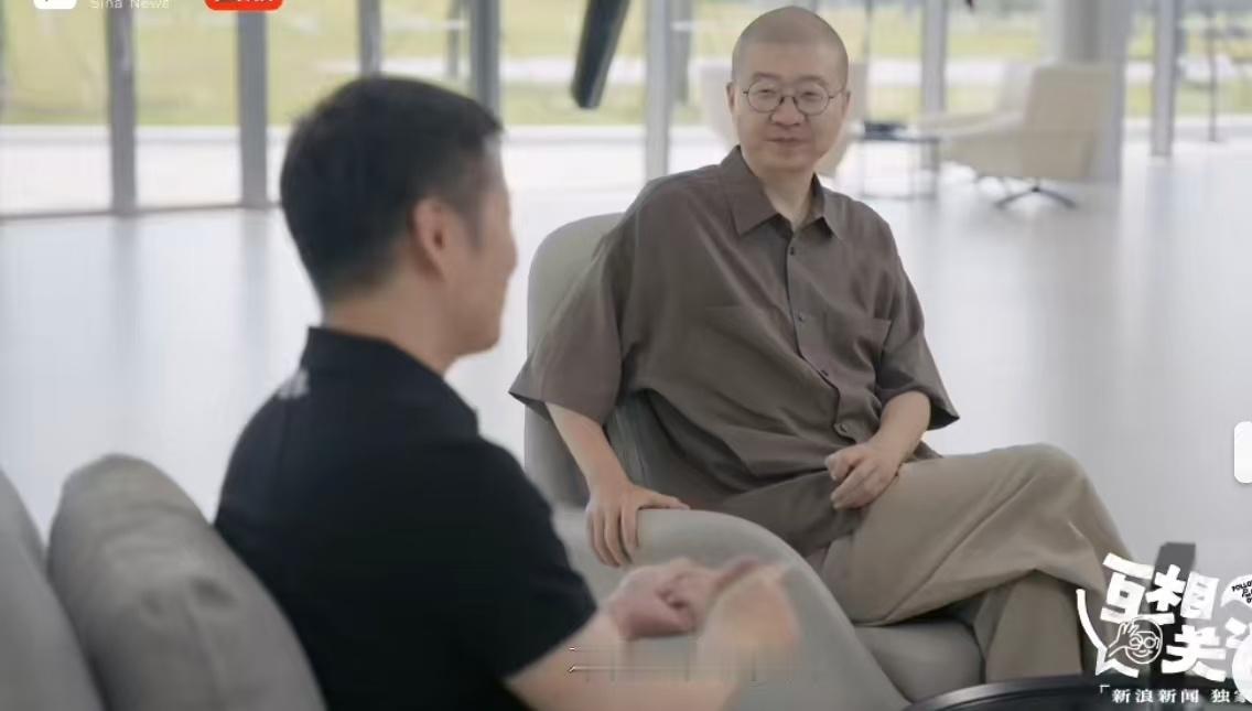 #何小鹏说公司做这么大都是被逼的#
创业者很有意思的一种处境：一开始只是怀揣一个理想，想着小团队就足够成事。
随着业务不断向前拓展，摊子越铺越大，三万多名员工，每一份薪资背后都是一个个家庭。
宏大的科技愿景之外，还有一份现实的责任。理想和责任并行，这也是做大企业之后绕不开的课题。  ​
