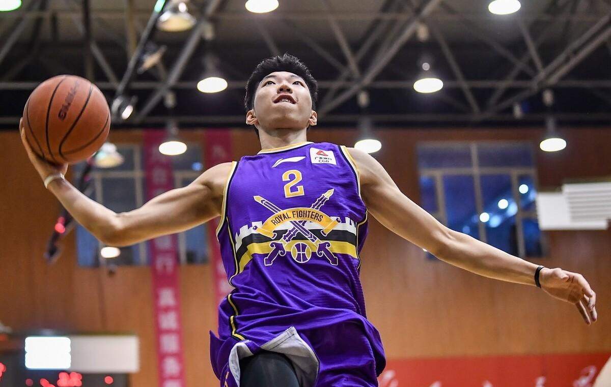 中国男篮的这些突破手，到了现在终于不再属于那种只会闷着头往前冲的同一类人了！
廖三宁是依靠节奏以及人球结合把防线撕开，庞峥麟是用速度以及爆发力硬吃，赵睿会扛着对抗在国际赛场寻找终结机会，郭昊文拿2米03的身高做错位持球攻击，贺希宁直接依靠力量形成碾压，这五个人的突破逻辑，几乎是五套完全不同的解法。