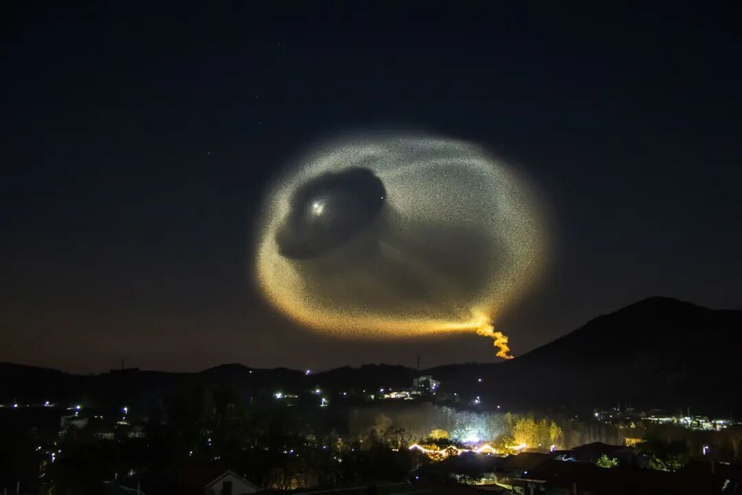 10月23日18时15分，长征六号甲运载火箭在太原卫星发射中心发射，不少合肥市民在夜空中拍摄到了梦幻“火箭云”。

太原发射火箭，千里之外的合肥夜空却能看得一清二楚，很多下班路上抬头看天的人都在好奇这到底是怎么来的。 
 
其实这种发光轨迹纯粹是高空物理现象。火箭升空打到几万米甚至更高的高空，那里的