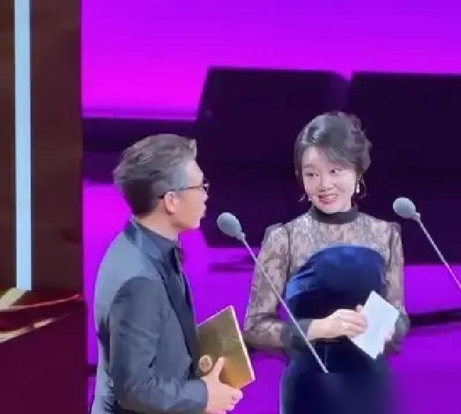 李乃文说想给闫妮当助理，闫妮一句“你年龄太大，剧本、椅子和水杯能记住吗”，全场直接笑翻。
这俩人在飞天奖颁奖台上，一个说“好久没见”，一个当场拆台“前两天刚碰过”。李乃文还一本正经夸闫妮在《小巷人家》里演出了普通人的倔强，结果转头就被怼得接不住话。
从空政话剧团那会儿就认识，二十多年了，台上互掐