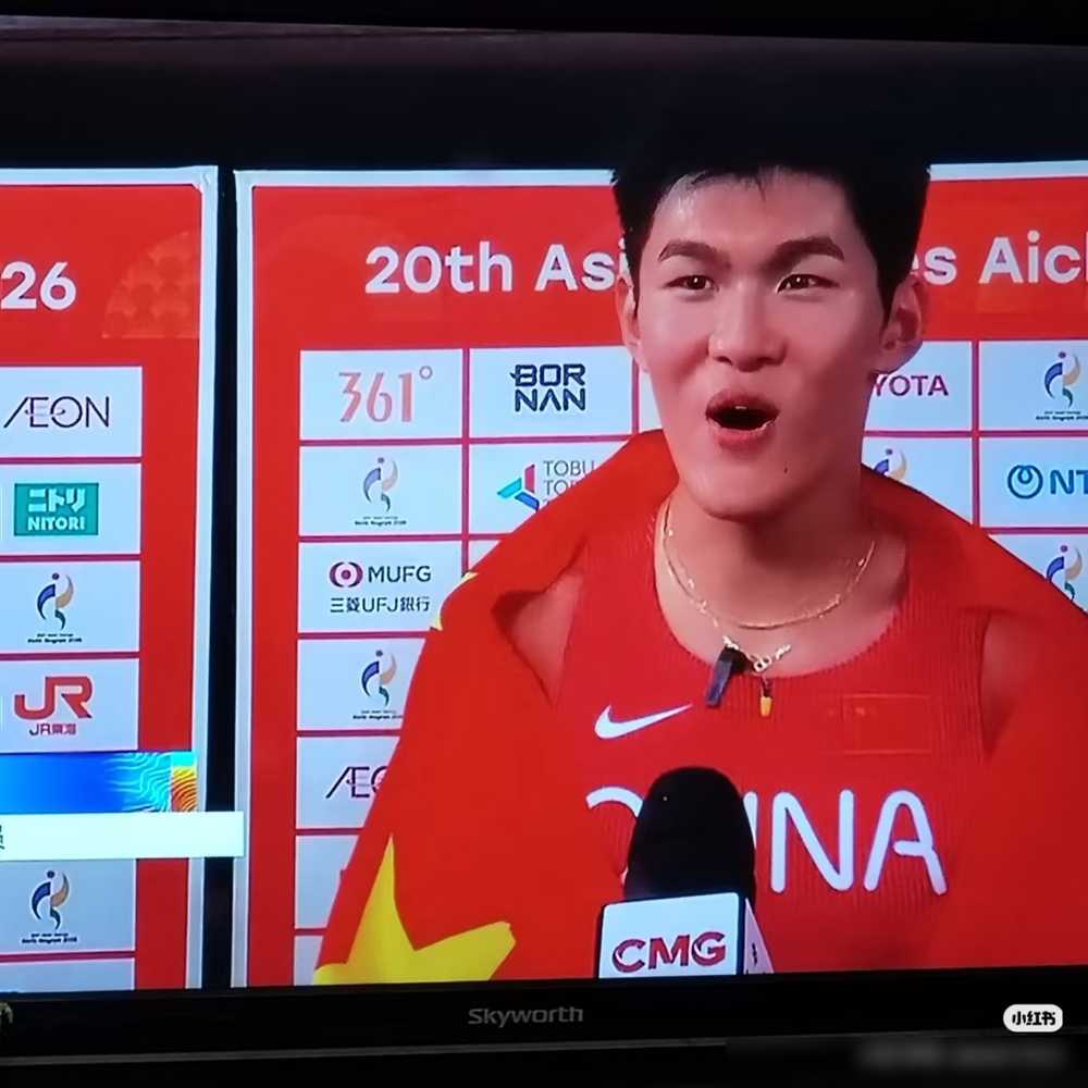 赛前打招呼被日本选手无视，20岁中国小将转头就用一块金牌，狠狠扇了对方的脸。
9月27日晚的亚运110米栏决赛，陈圆将憋着一肚子火。赛前看日本台直播，人家直接把金牌P在日本选手的头像旁。去热身场主动打招呼，对方更是冷着脸装没看见。
小伙子绝对不惯着，把火全撒在跑道上。13秒15，强势夺冠！冲过终